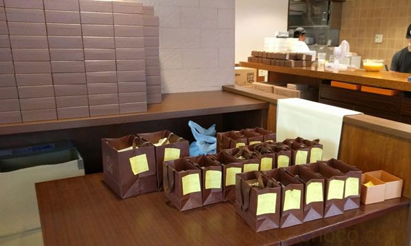 店頭に並ぶ注文済みのガトーショコラ