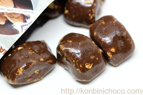 ヘルシースナッキング アーモンドと黒大豆のビターチョコ